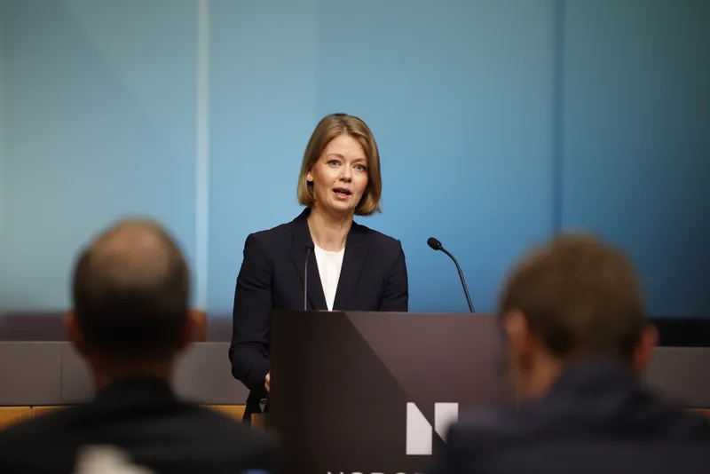 Sentralbanksjef Ida Wolden Bache på talerstolen under en pressekonferanse i Norges Bank