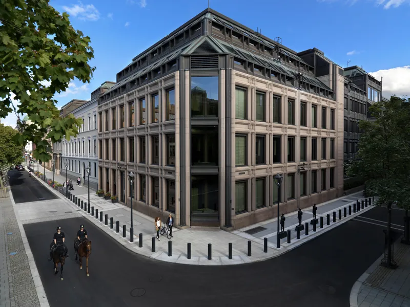 Norges Banks hovedkontor på Bankplassen 2 i Oslo, sett fra gatekrysset en sommerdag