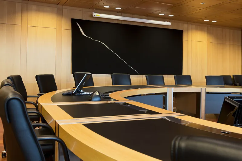 Representantskapets møterom i Norges Bank, med buet bord og skjermer